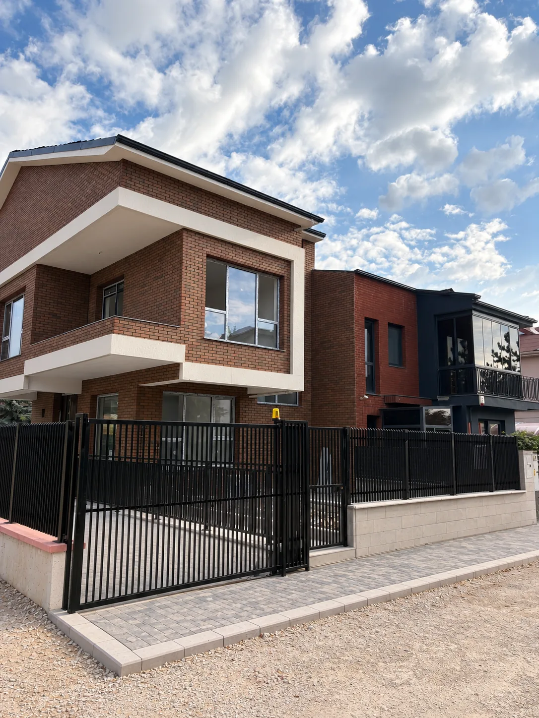 Modern Siyah Metal Bahçe Kapısı gerçek proje uygulaması