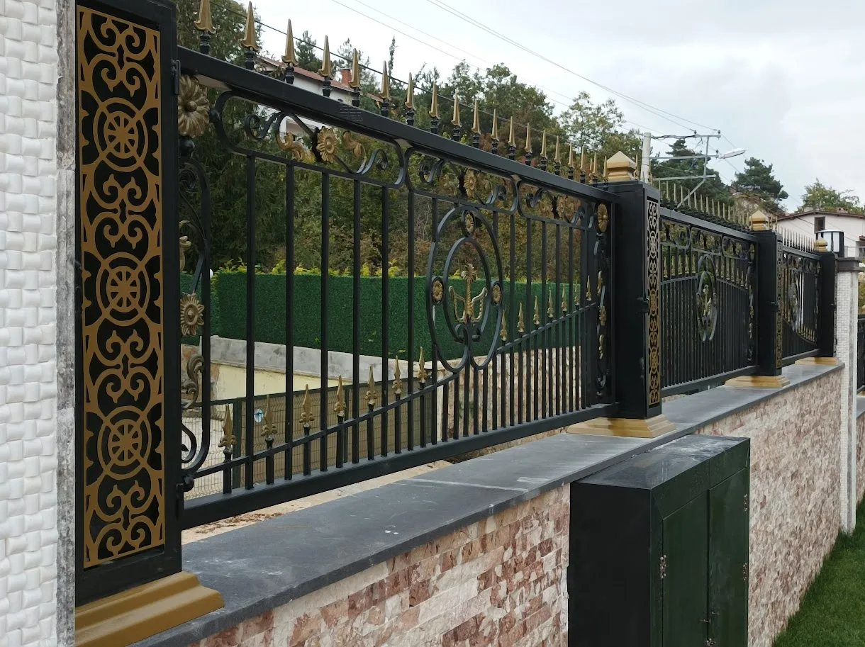Altın Detaylı Geometrik Ferforje Bahçe Korkuluğu - Yenikent Metal Ankara