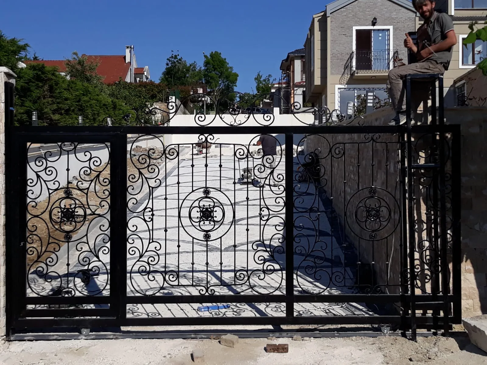 Madalyon Motifli Ferforje Sürgülü Bahçe Kapısı - Yenikent Metal Ankara